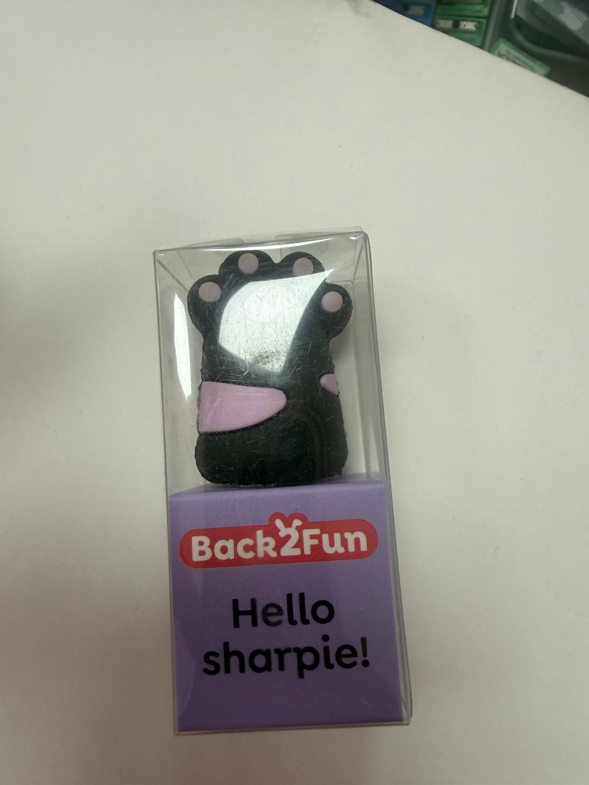 Sacapuntas patita de gato negra